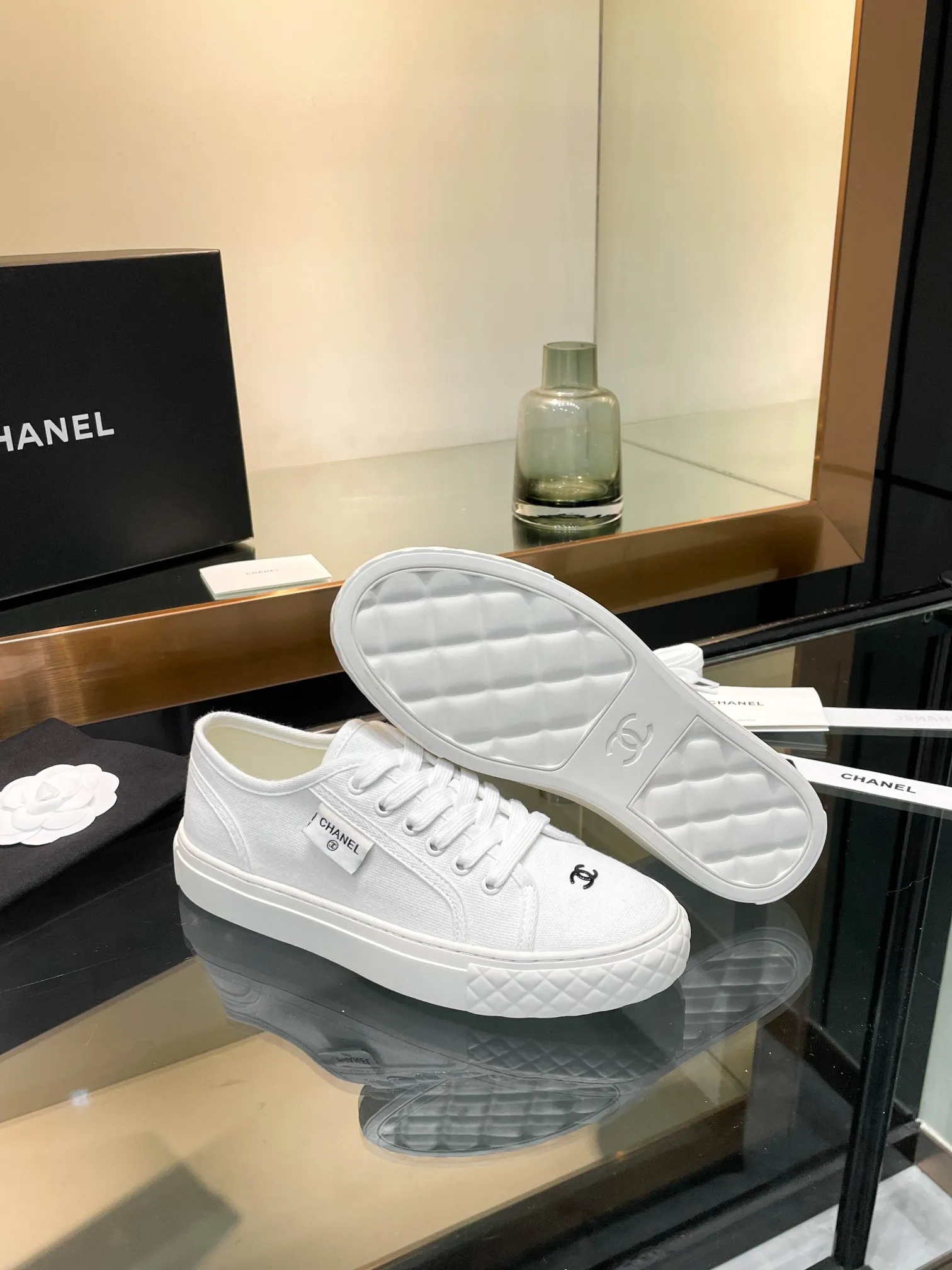 👟👟Ex-factory price 400👟👟 Chanel 2024SF Chanel The latest and currently super popular biscuit shoes, the Internet celebrity Xiaohongshu is crazy about it. It is on sale with a cute and cute style with a bit of retro flavor! The shape is special, very recognizable, slimming and long legs, absolutely powerful, very comfortable to wear, good-looking, comfortable, and height-increasing. I must recommend it to everyone. The main feature of this year's series, minimalist style, fabric: original customized canvas, feet: sheepskin. Number of yards: 35-39 (custom order of 40 pieces is non-refundable)